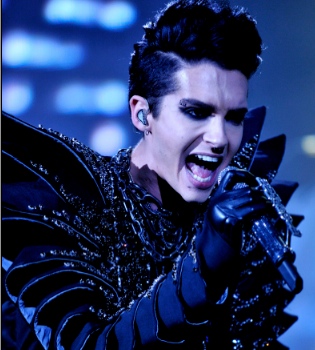 Bill Kaulitz, de Tokio Hotel, se desata sobre el escenario en Chile