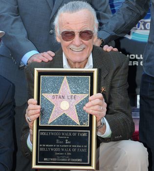 Stan Lee, padre de Spider-man, con estrella en el Paseo de la Fama