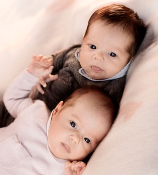 Primera foto oficial de los mellizos de Federico de Dinamarca y Mary Donaldson