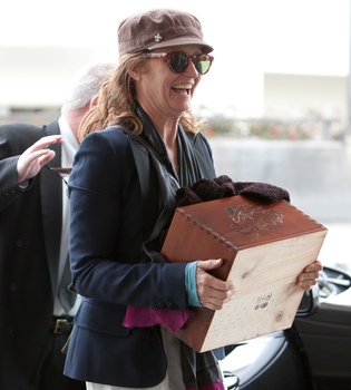 Melissa Leo pasea con su Oscar 2011 en una caja de madera
