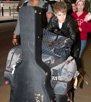 Justin Bieber, de gira con 'Never Say Never' sin Selena Gomez