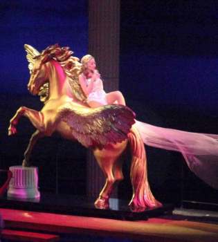 Kylie Minogue actúa en Barcelona entre oro y 40.000 litros de agua