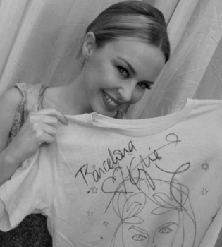 Kylie Minogue deja huella en Barcelona, sobre todo en una fan de peluca rosa