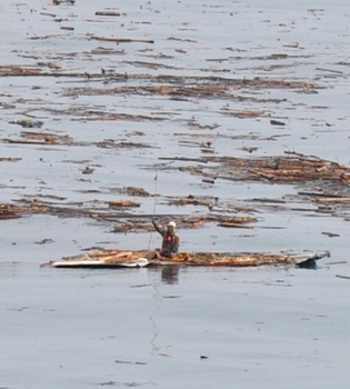 Rescatan a un hombre que pasó dos días en alta mar arrastrado por el tsunami de Japón
