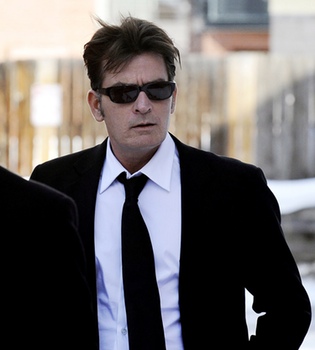 Charlie Sheen donará 1 dólar a Japón por cada entrada que venda de su show