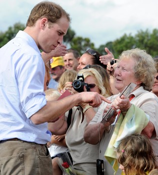 Guillermo de Inglaterra visita las zonas afectadas por las riadas en Australia