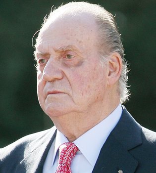 El Rey Juan Carlos bromea con los fotógrafos sobre su ojo morado