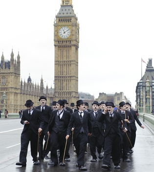 Los imitadores de Charlie Chaplin toman las calles de Londres