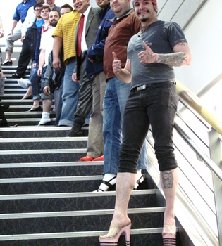 Los hombres se calzan tacón para protestar por la violencia de género