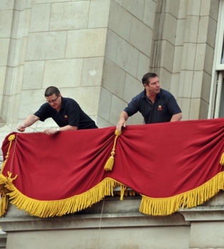 El balcón Real, preparado para recibir al príncipe Guillermo y Kate Middleton