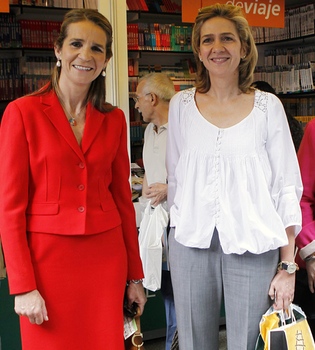 Las infantas Elena y Cristina se encuentran en la Feria del Libro de Madrid por casualidad