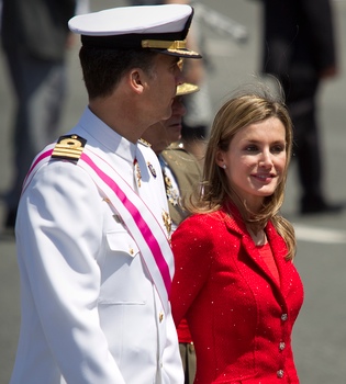 La princesa Letizia luce un traje rojo el Día de las Fuerzas Armadas