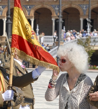 La Duquesa de Alba jura la bandera española junto a su prometido Alfonso Díez