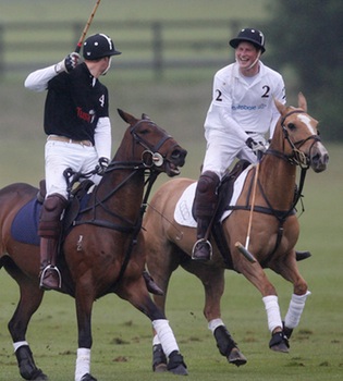 Guillermo y Harry de Inglaterra, rivales en un partido de polo