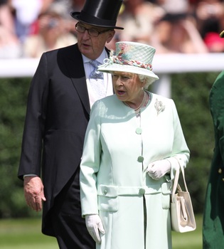 Isabel II preside la inauguración de las carreras de Ascot