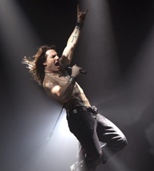 Tom Cruise desvela la primera imagen de su nueva película 'Rock of Ages' en Twitter