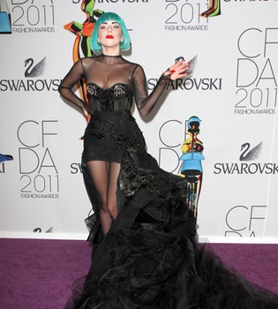 Lady Gaga presenta en Japón su pulsera solidaria 'We pray for Japan'