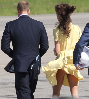 El viento deja al aire el culo de Kate Middleton en Canadá