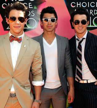 Apocalipsis para los Jonas Brothers: tres pérdidas y una novia