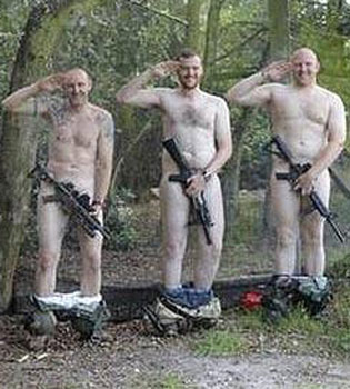 Soldados ingleses, desnudos en Facebook en apoyo al Príncipe Harry