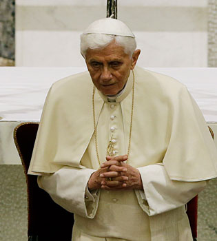 El Papa dimite: Benedicto XVI ya no tiene fuerza