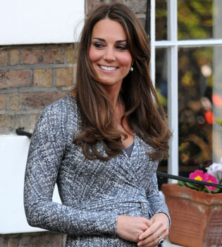 Kate Middleton presume de barriguita de embarazada en una boda