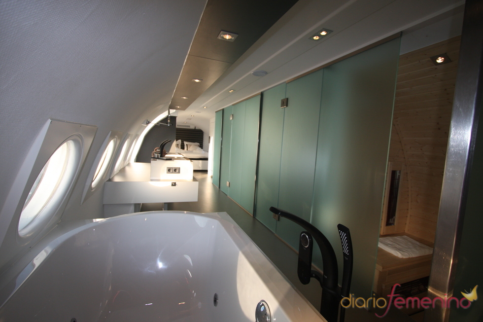 Vliegtuigsuite, sauna y duchas