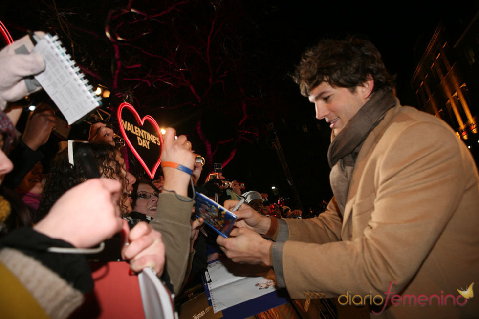 Ashton Kutcher firmando autógrafos - Historias de San Valentín