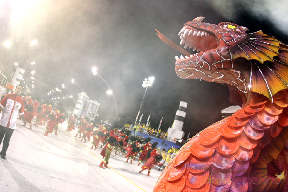 Carnaval Brasil 2010: Escuela Dragoes, caldeando el ambiente