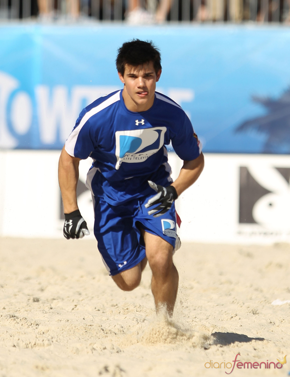 Taylor Lautner en la Beach Bowl 2010 Taylor Lautner en la Beach Bowl 2010