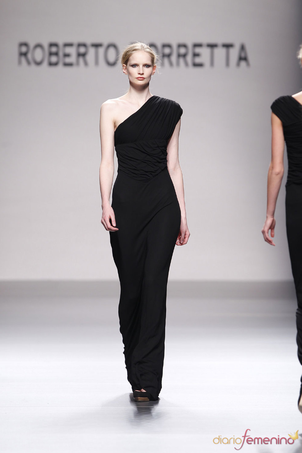Vestido largo y elegante en negro de Roberto Torretta