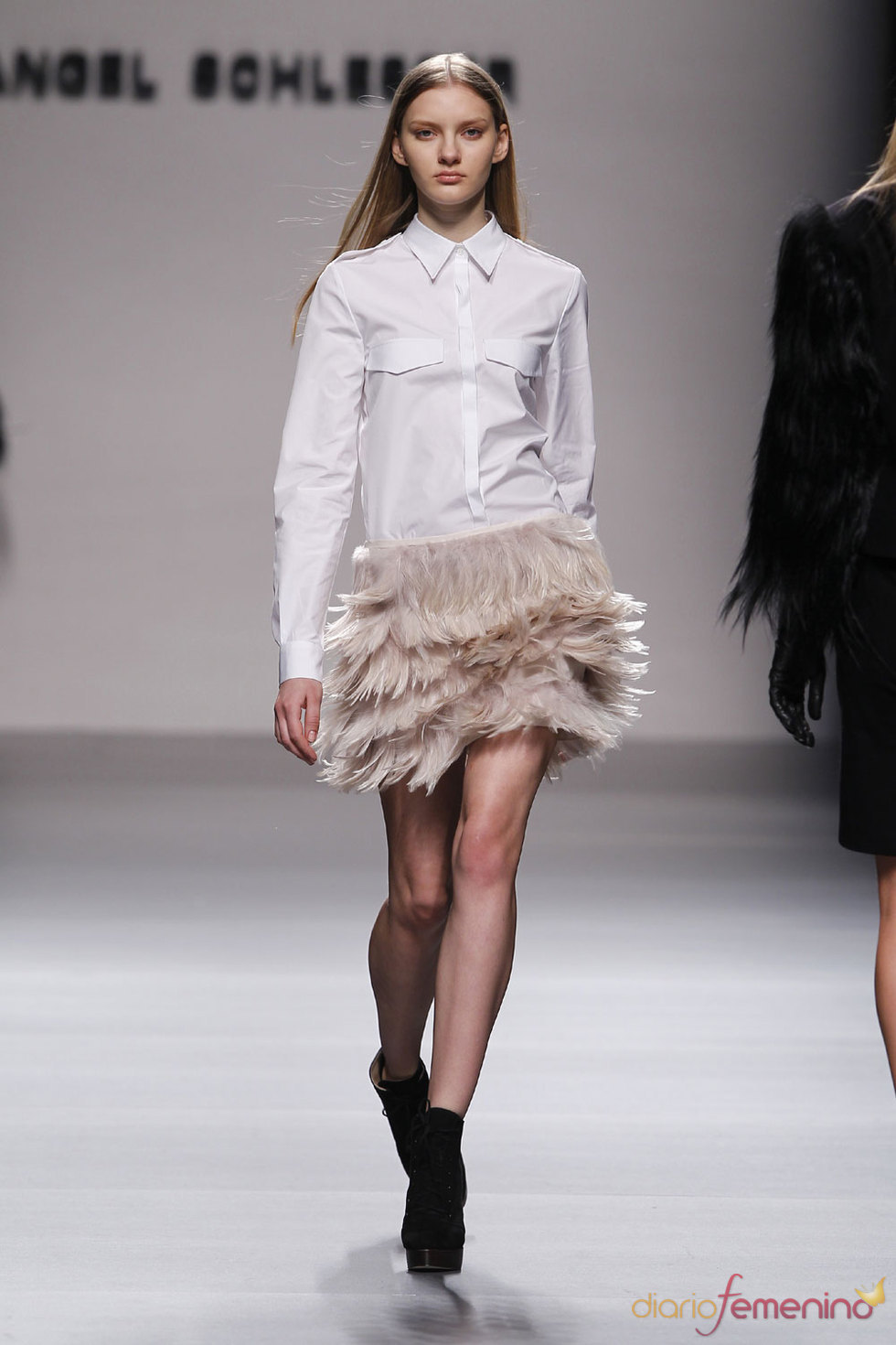 Falda de gran efecto visual de Angel Schlesser Falda de gran efecto visual de Angel Schlesser