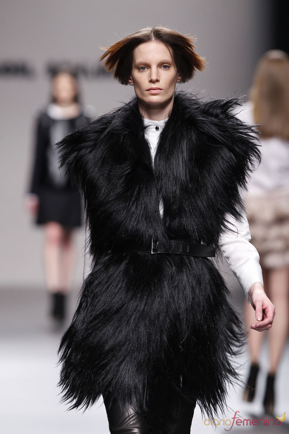 Plumas y Piel en Cibeles 2010 - Angel Schlesser Plumas y Piel en Cibeles 2010 - Angel Schlesser