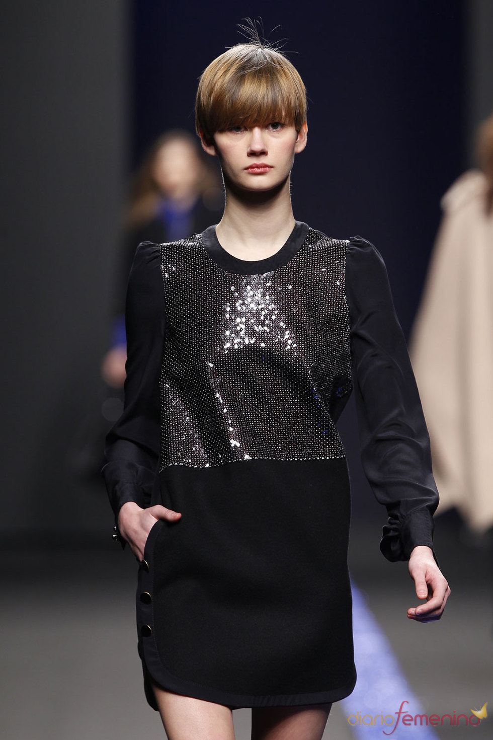 Vestido negro clásico para la noche de Miguel Palacio