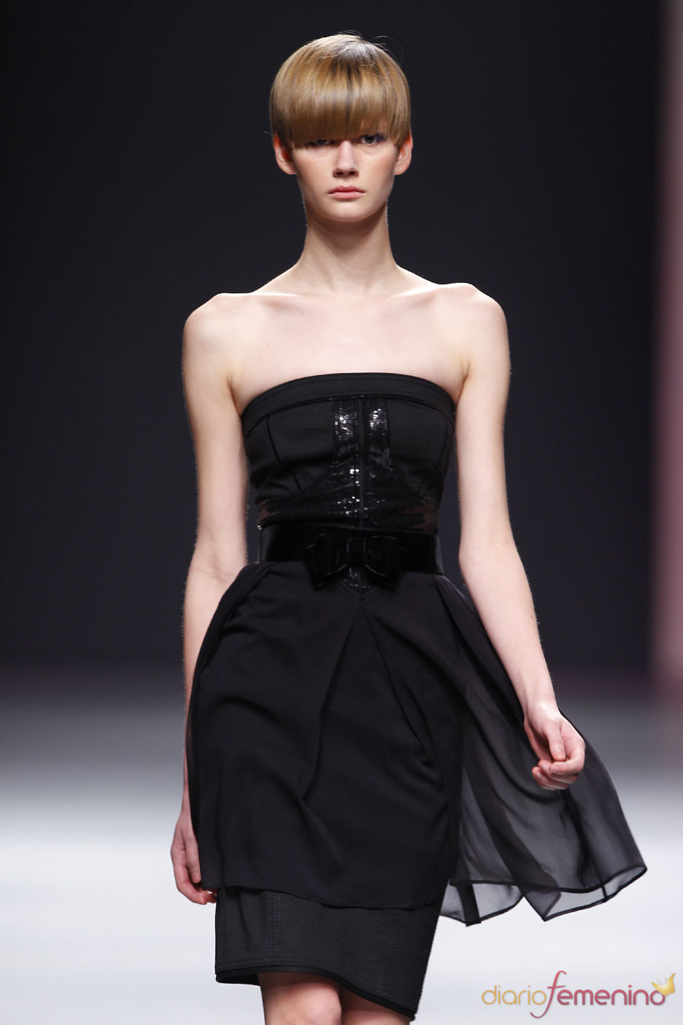 Vestido negro clásico para la noche de Miriam Ocáriz