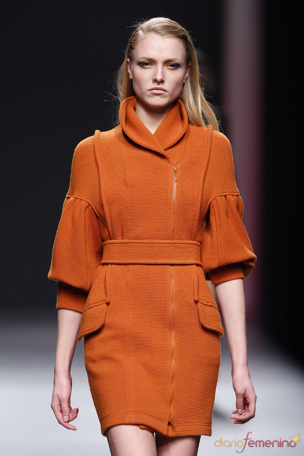 Vestido naranja butano de Miriam Ocáriz