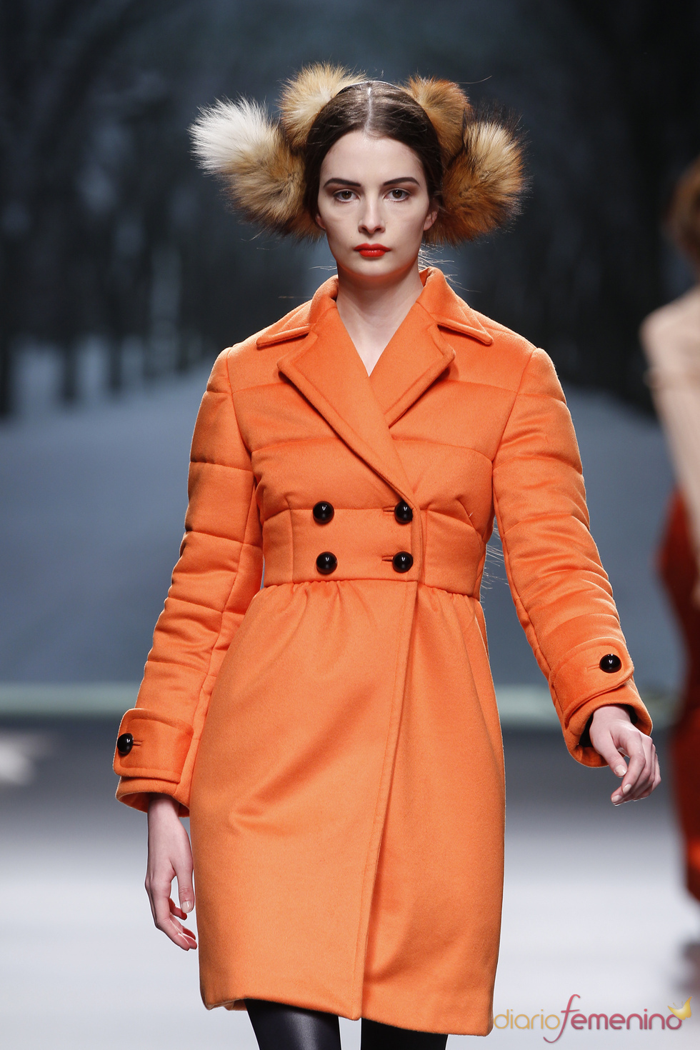 Abrigo naranja acolchado de Alma Aguilar Abrigo naranja acolchado de Alma Aguilar