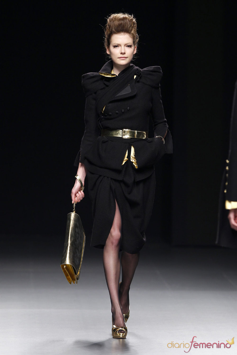 Abrigo negro muy elegante y clásico de Ion Fiz - Cibeles 2010