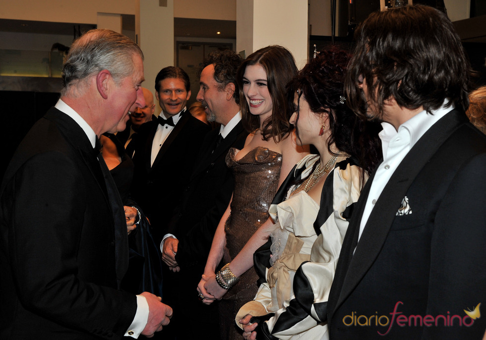 El príncipe Carlos con los actores de 'Alice'