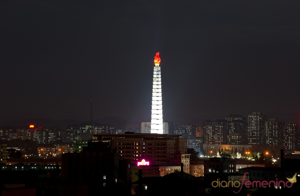 Torre Juche de Pyongyang de noche