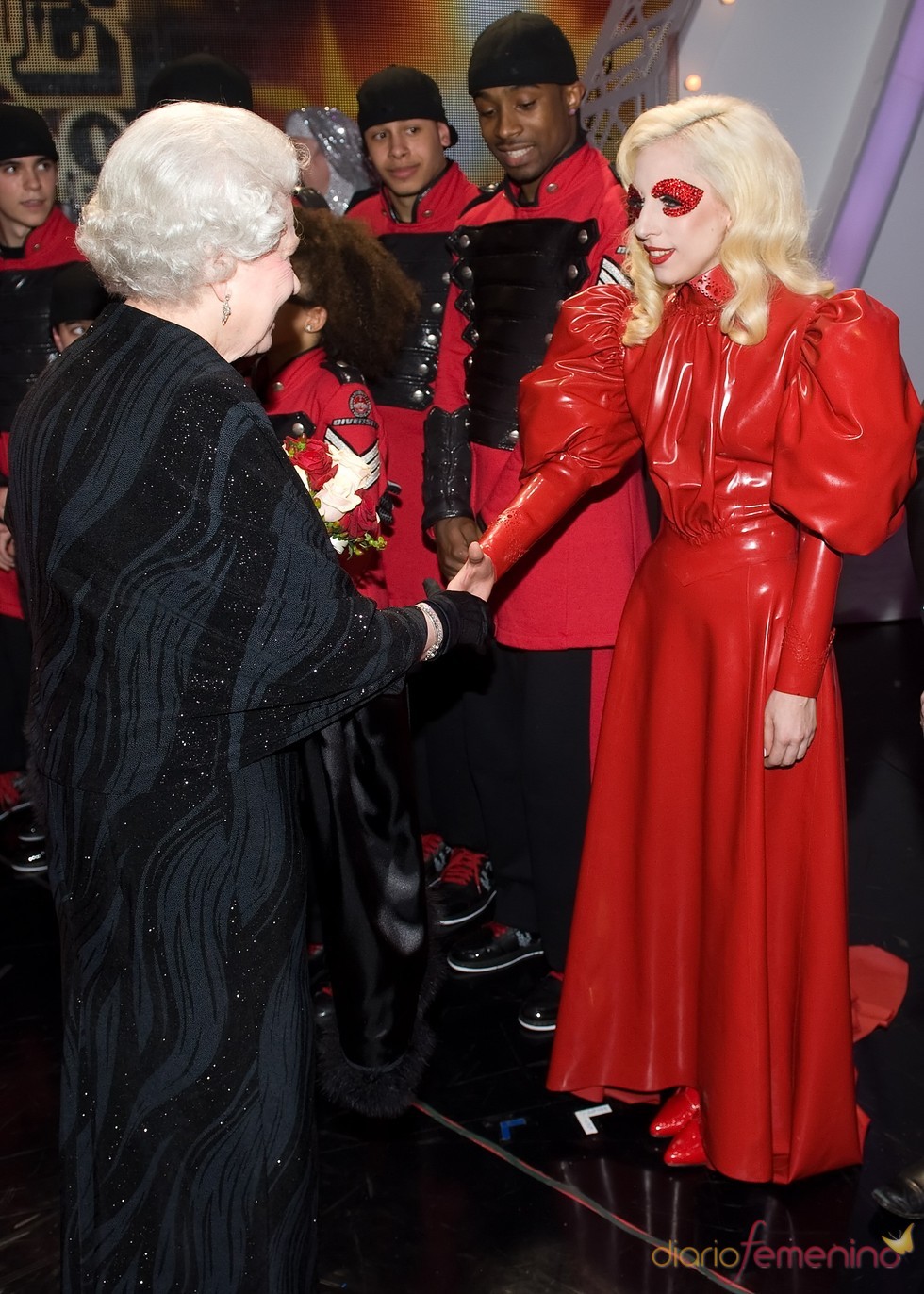 Lady Gaga con la Reina de Iglaterra