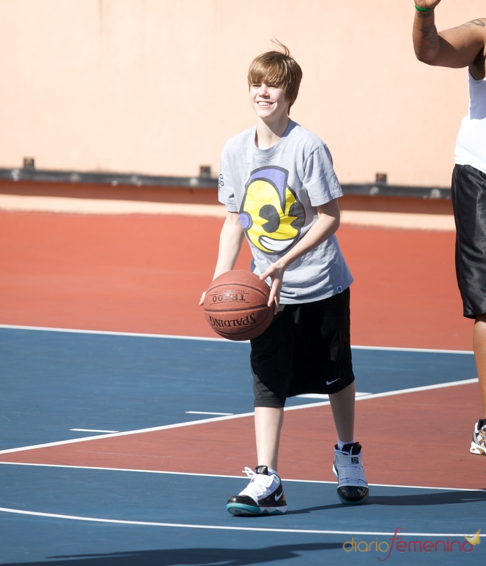 Justin Bieber jugando al baloncesto