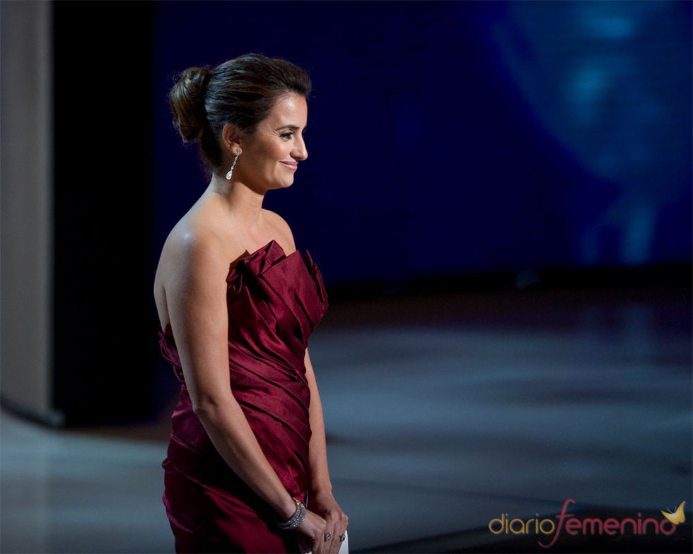 Penélope Cruz presentando el primer Oscar de la noche
