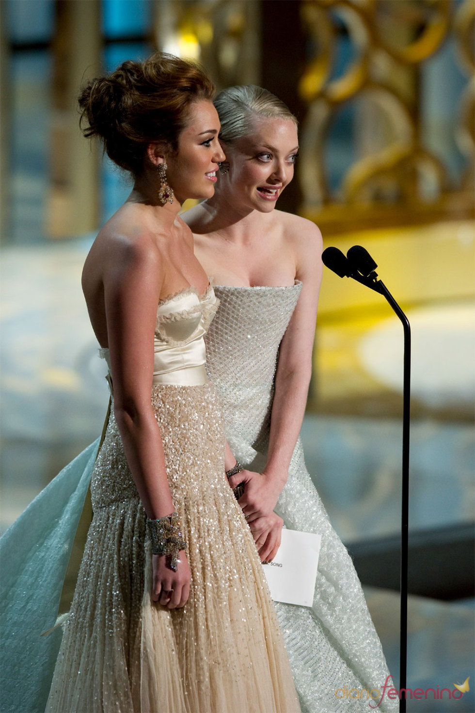 Miley Cyrus y Amanda Seyfried en los Oscars 2010
