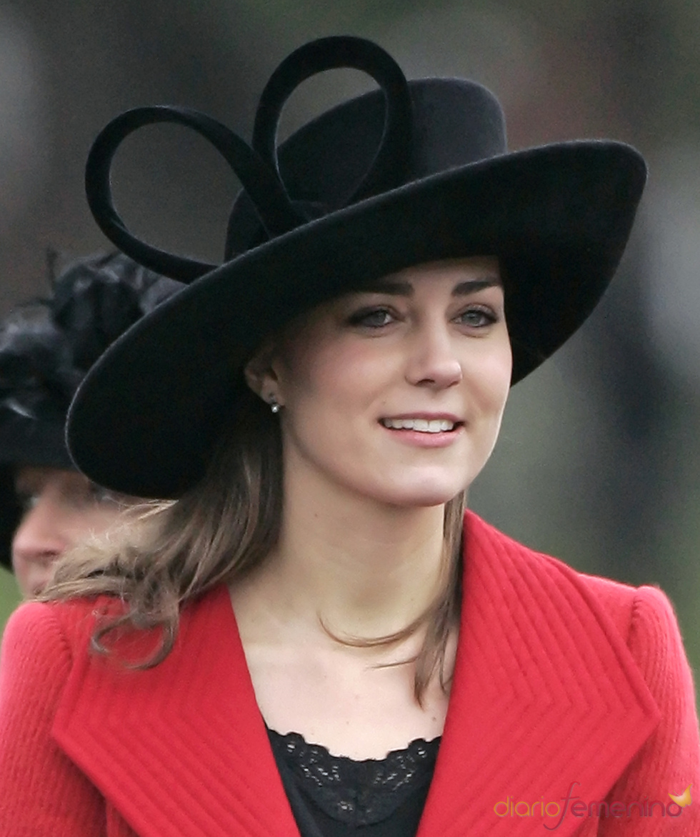 Kate Middleton con una gran pamela negra y abrigo rojo