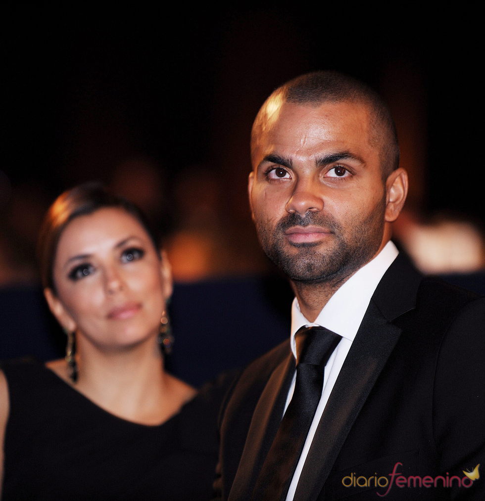 Eva Longoria y Tony Parker salen de un restaurante