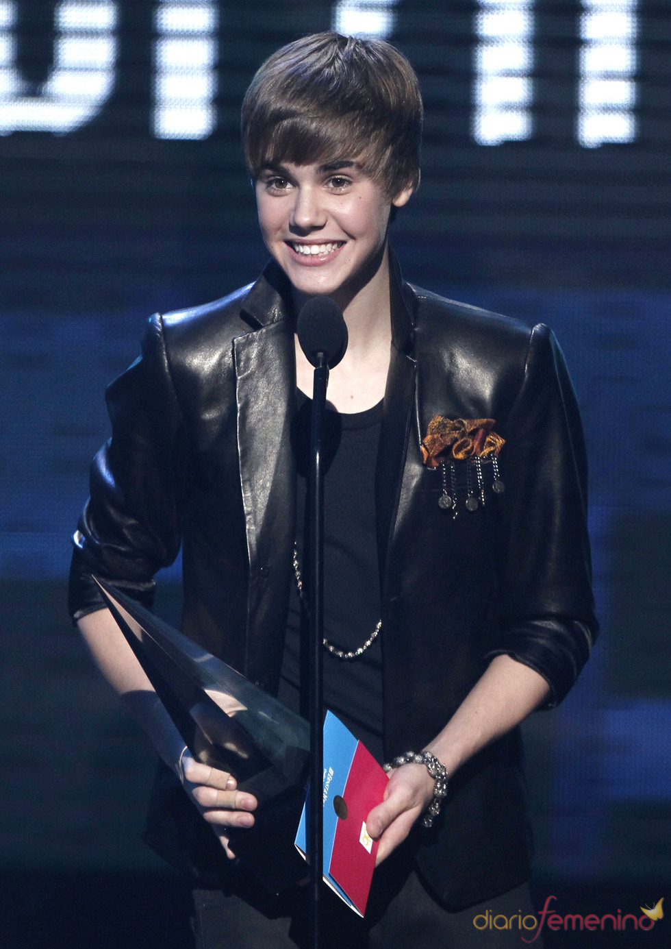 Justin Bieber recoge el premio a mejor artista del año en los AMA 2010