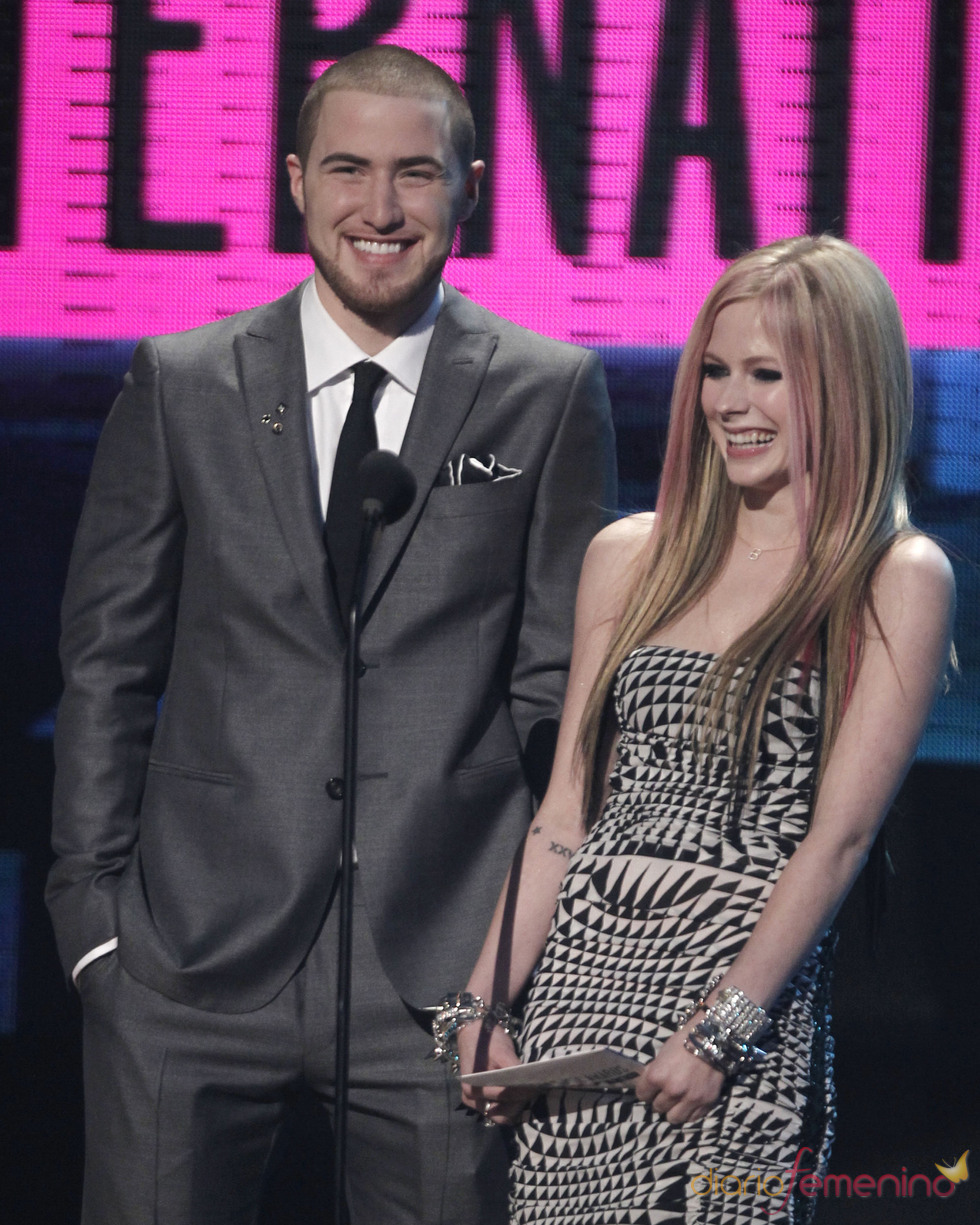 Mike Posner y Avril Lavigne en la gala de los AMA 2010