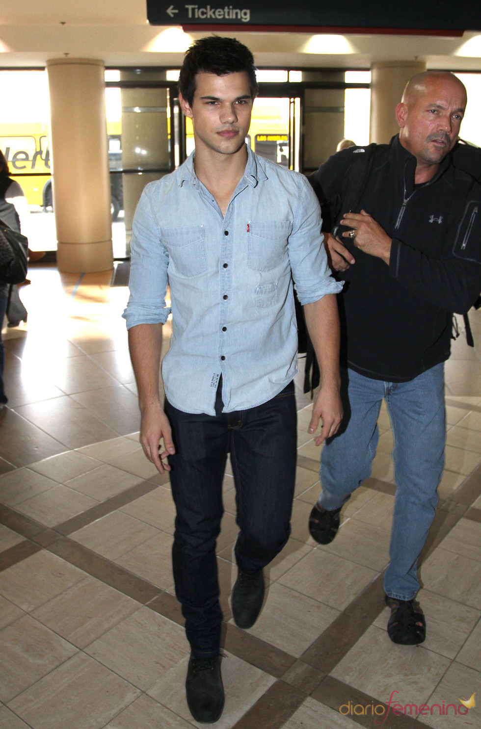 Taylor Lautner en el aeropuerto de Los Ángeles