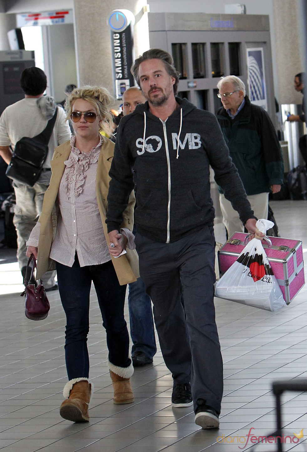 Britney Spears y su marido en el aeopuerto de Los Ángeles
